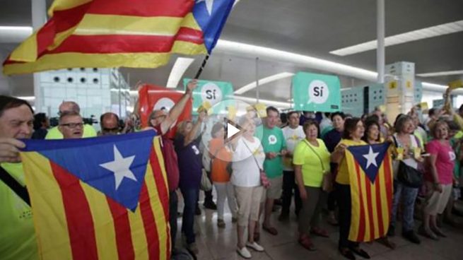 La ANC usa la huelga de los vigilantes de Eulen para repartir folletos en El Prat a favor de la independencia