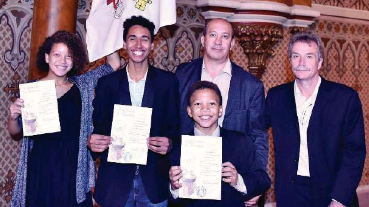 Reis y Harrad, con sus hijos y sus certificados bautismales.