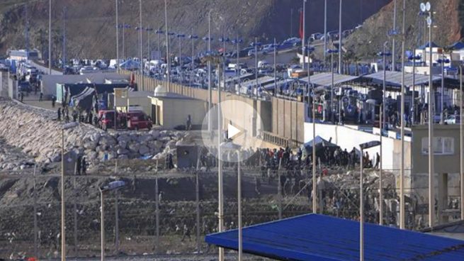 Unos 200 inmigrantes cruzan a la carrera el paso fronterizo del Tarajal en Ceuta
