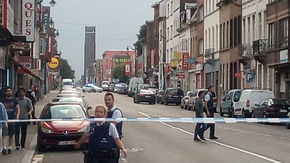 La policía belga ha cercado el barrio de Molenbeek, en Bruselas.