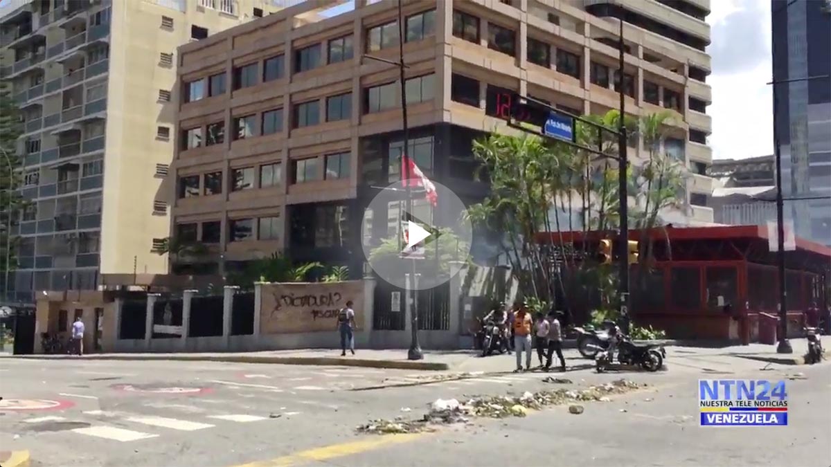 La PNB de Nicolás Maduro lanza bombas lacrimógenas contra la embajada de Canadá en Caracas.