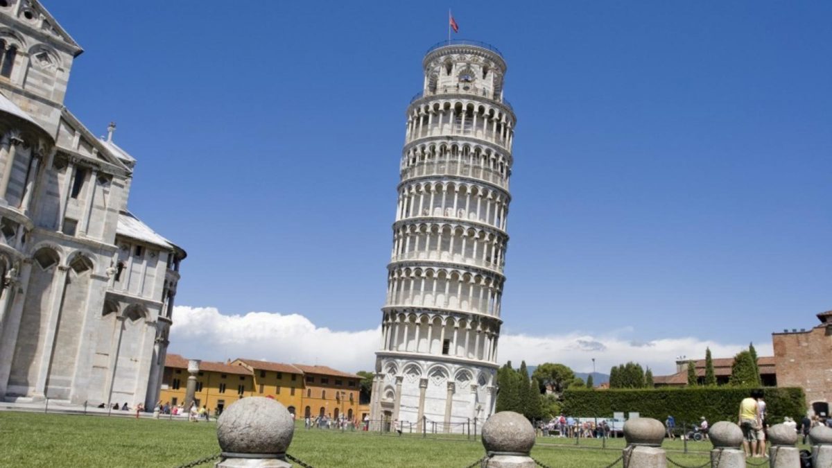 A pesar de lo que muchos piensan, la Torre de Pisa no es la más inclinada del mundo.