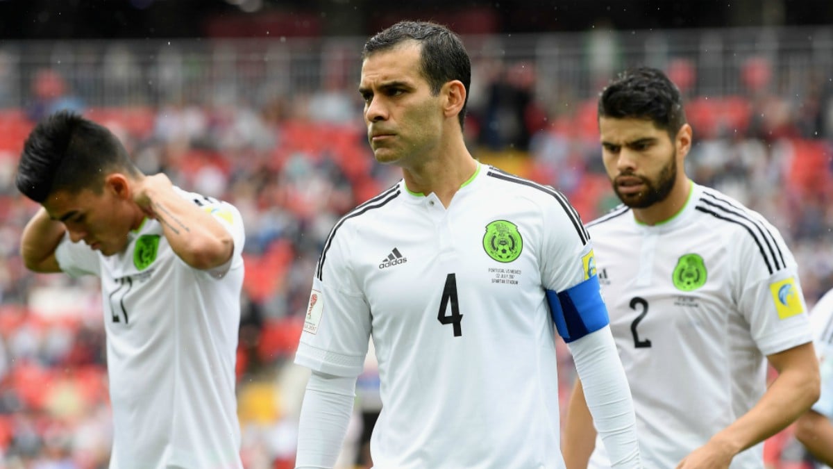 Rafa Márquez, en primer plano, en un partido con la selección de México. (Getty)