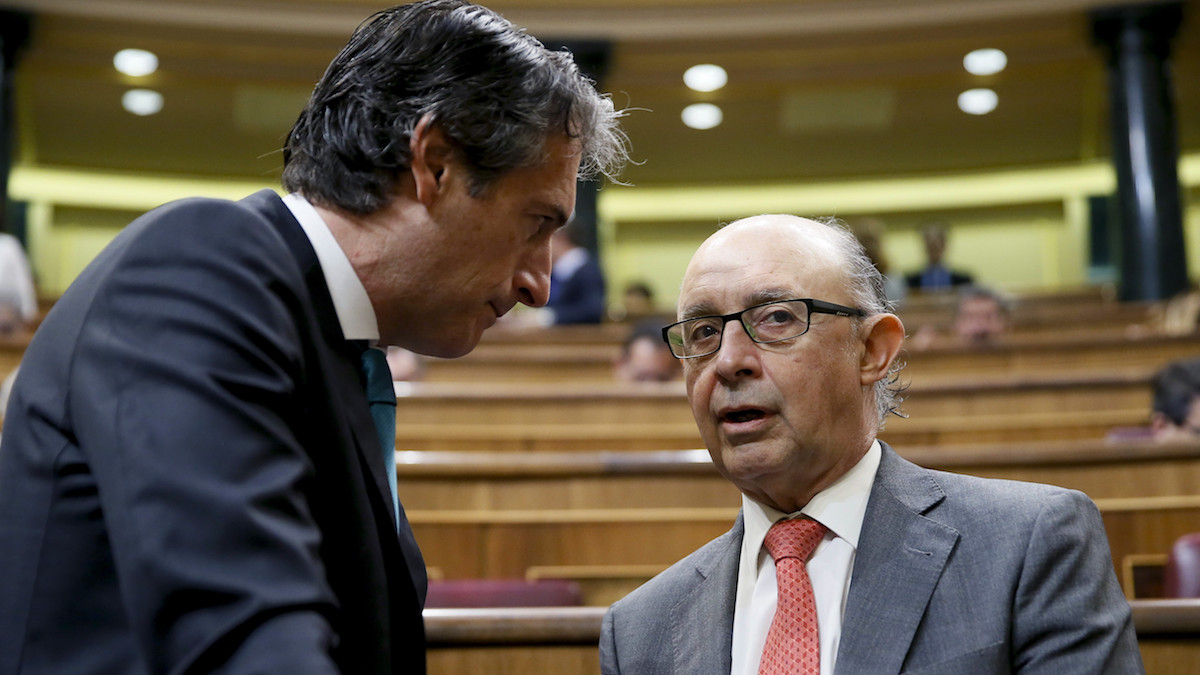 El ministro de Hacienda, Cristóbal Montoro y el de Fomento, Íñigo de la Serna. (Foto: EFE)