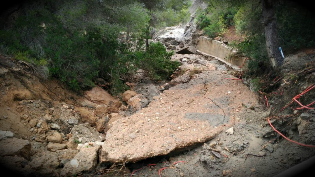 Los desprendimientos por el temporal han dejado intransitables los caminos y carreteras de la zona de Es Cubells (Ibiza).