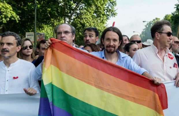 Pablo Iglesias con la bandera LGTBI