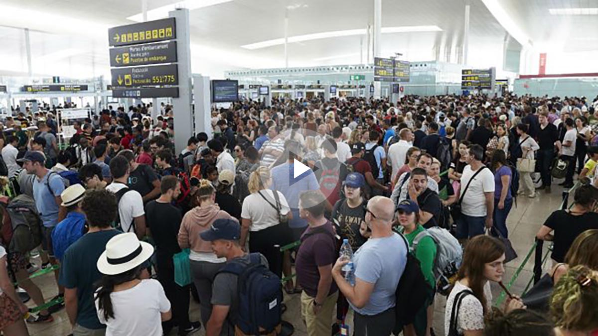 Colas para acceder al control de seguridad del Aeropuerto de Barcelona-El Prat. (Fuente:EFE/Alejandro García)