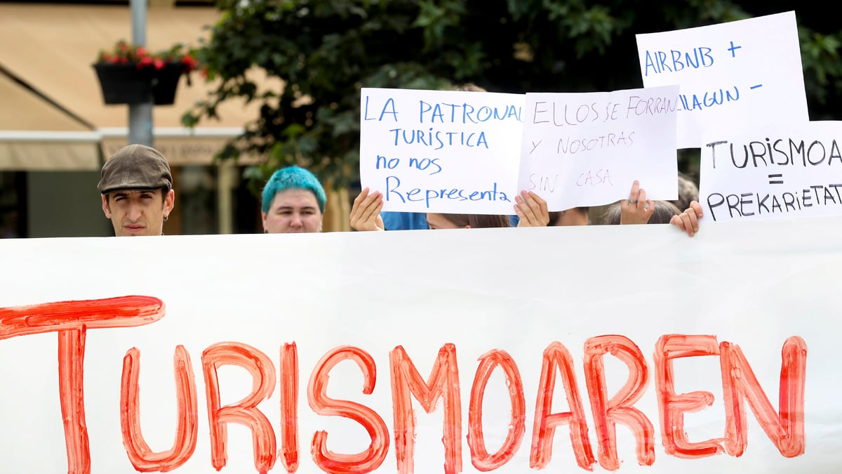 Miembros de la izquierda abertzale protestando contra el turismo en San Sebastián. (Foto: EFE)