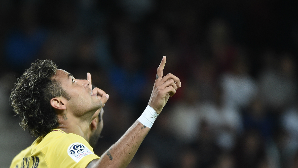 Neymar señala al cielo celebrando su primer gol con el PSG.