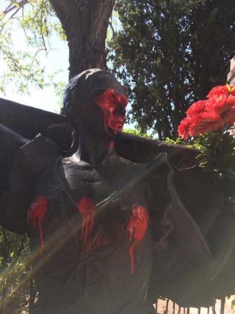 Profanan las estatuas de Lola Flores y de Antonio Flores en el Cementerio de La Almudena
