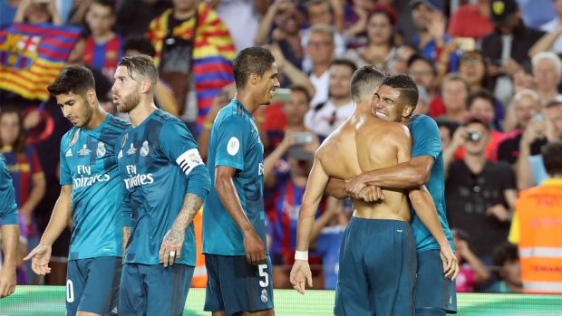 Cristiano Ronaldo celebra su gol en el Camp Nou en la Supercopa de España