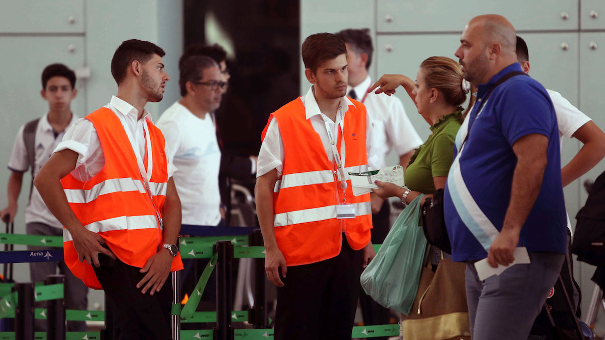Personal de AENA informa a los viajeros en el aeropuerto de El Prat. (FOTO: EFE)