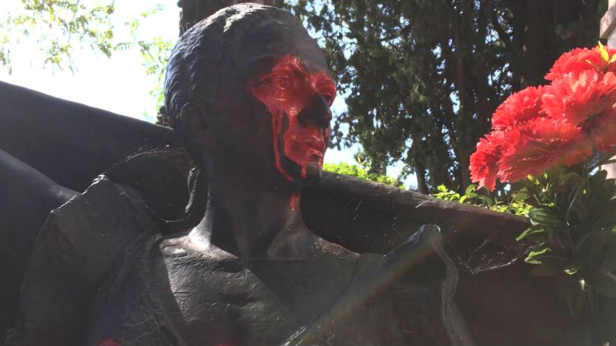 Profanan las estatuas de Lola Flores y de Antonio Flores en el Cementerio de La Almudena (Foto: Antonio Miguel Carmona)