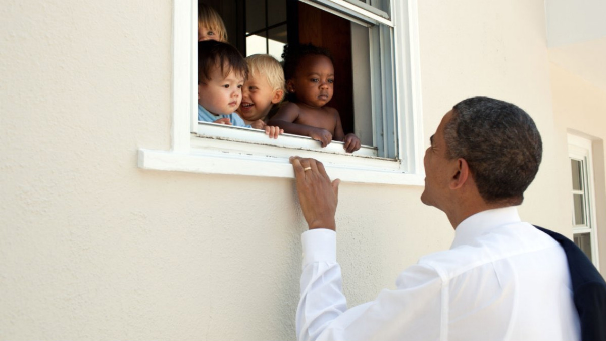 Imagen del ex presidente Obama saludando a unos niños de diferentes etnias, compartida en su cuenta de Twitter.