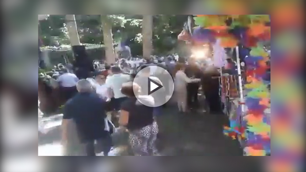Momento de la caída del roble de más de 200 años sobre los fieles que celebraban a la virgen patrona en Madeira (Portugal).