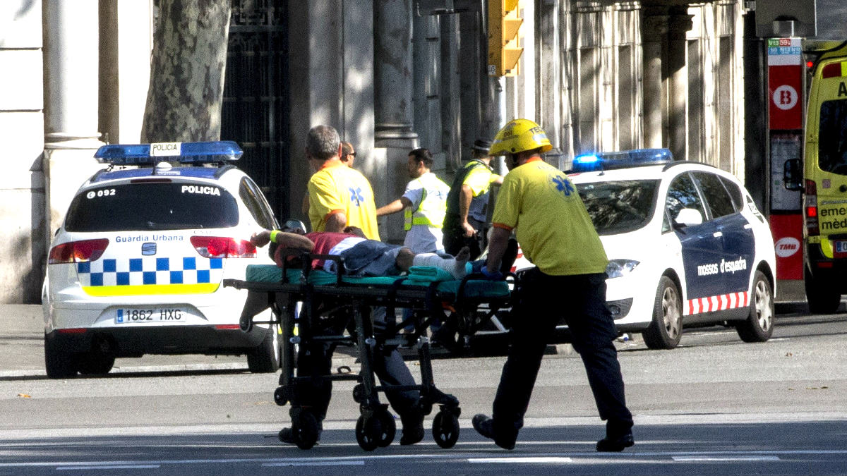 Servicios sanitarios trasladan a heridos en el atentado de Barcelona. (Foto: EFE)