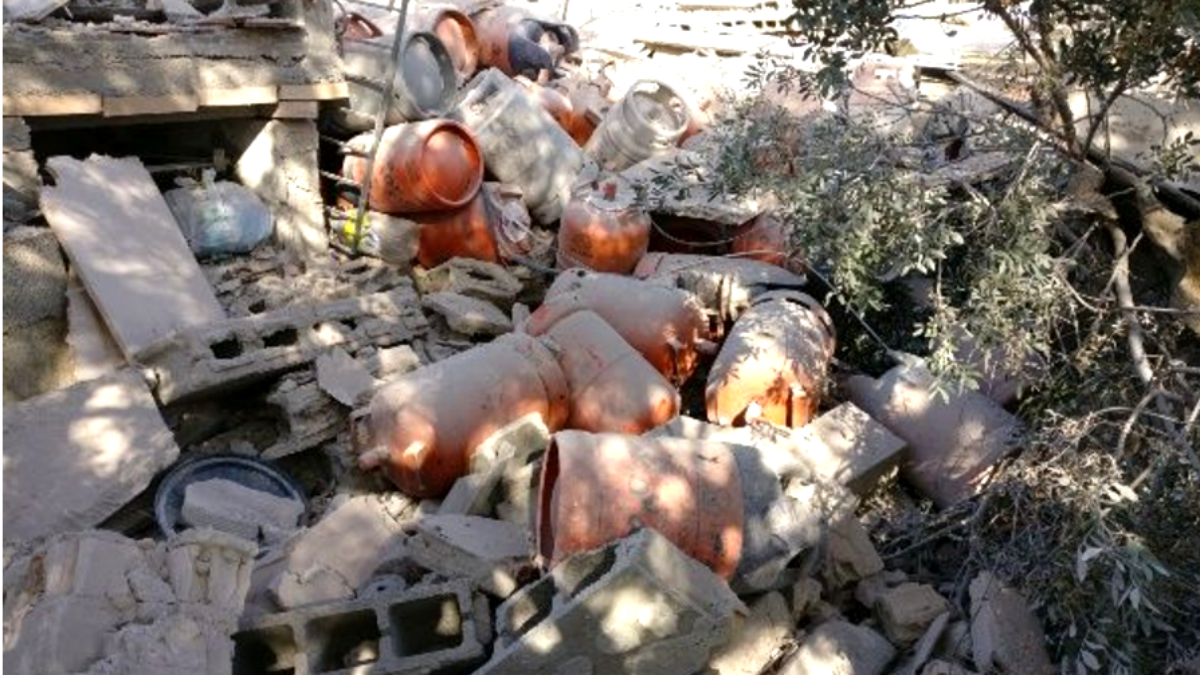 Bombonas de gas halladas en el chalé que estalló en Alcanar (Tarragona) el miércoles por la noche. (Foto: Diari de Tarragona)