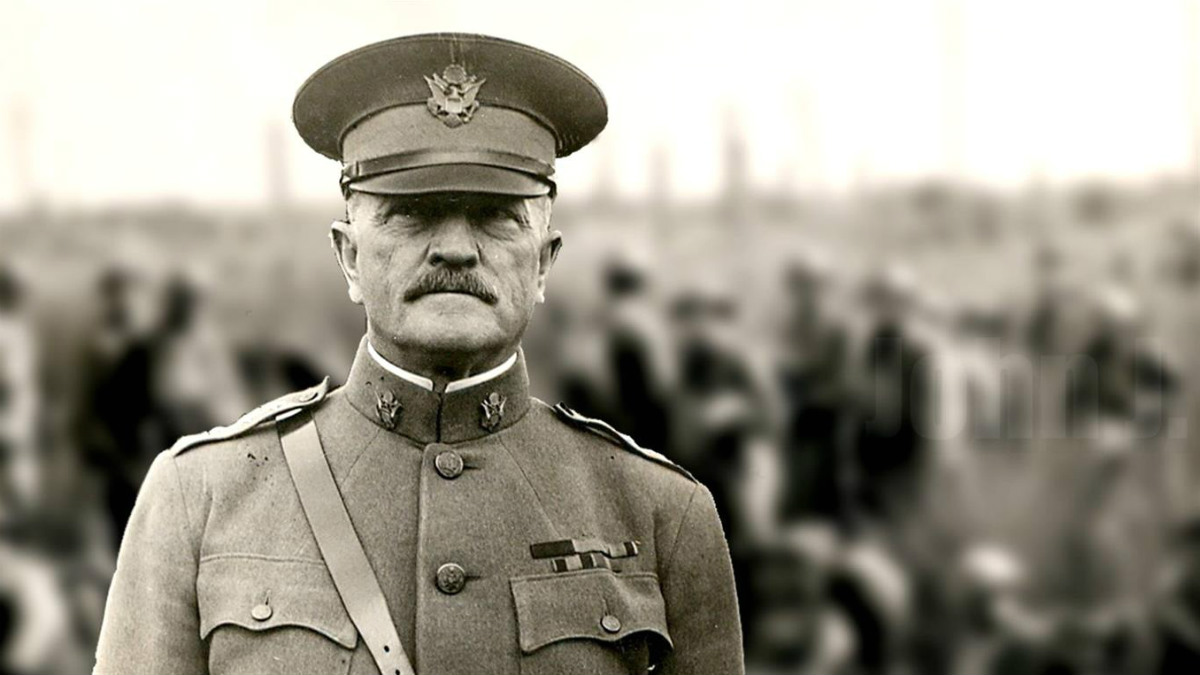 El general Pershing, famoso por haber matado a sus prisioneros musulmanes en Filipinas.