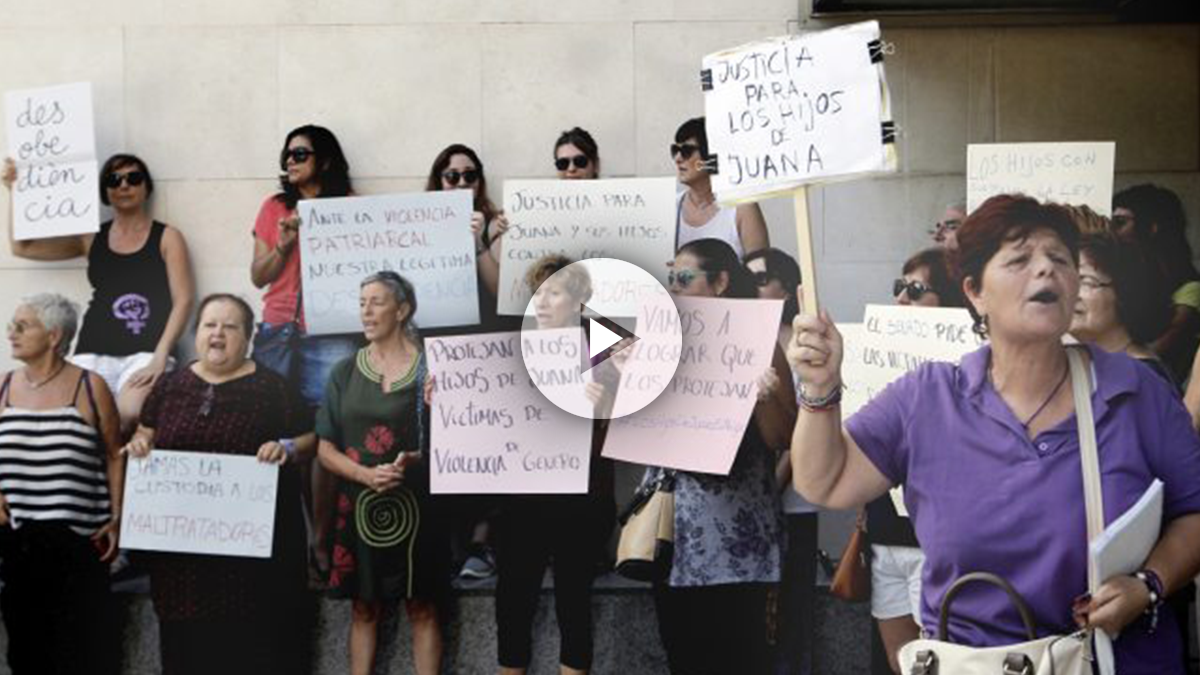 Mujeres en apoyo a Juana Rivas. (Foto: EFE)