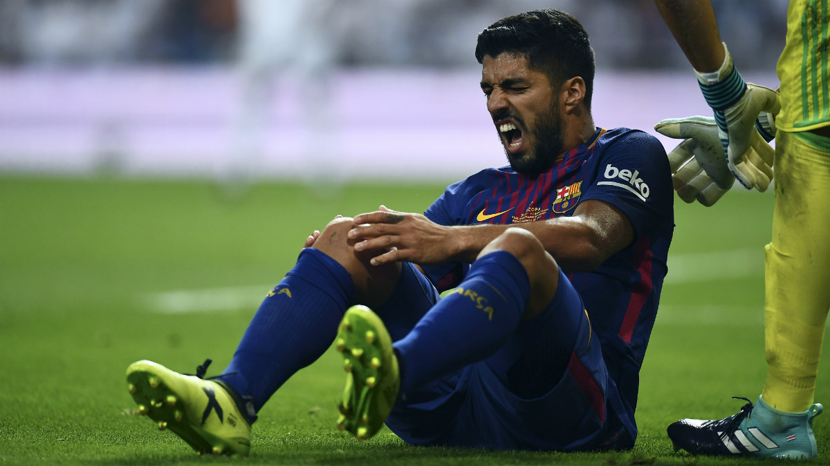Luis Suárez se duele de su rodilla en el Bernabéu. (AFP)