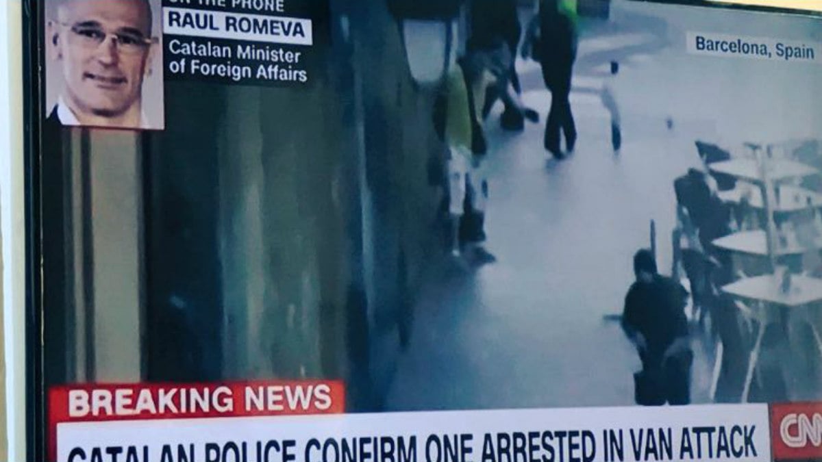 Raül Romeva atiende la llamada de la CNN por el atentado de Barcelona presentándose como ministro de Exteriores de Cataluña.
