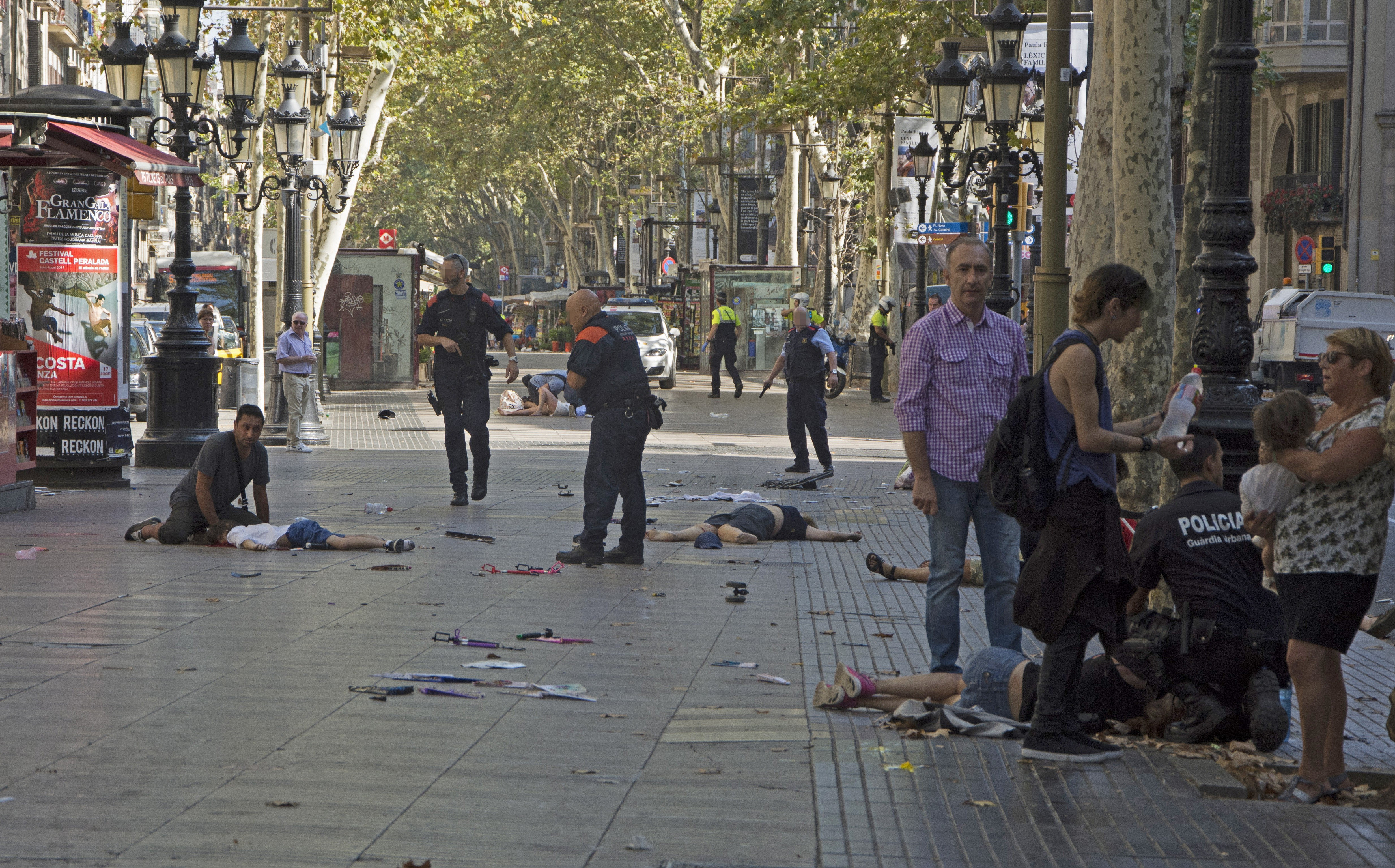 Varias víctimas en el suelo en el lugar del atropello masivo de Barcelona. (EFE)