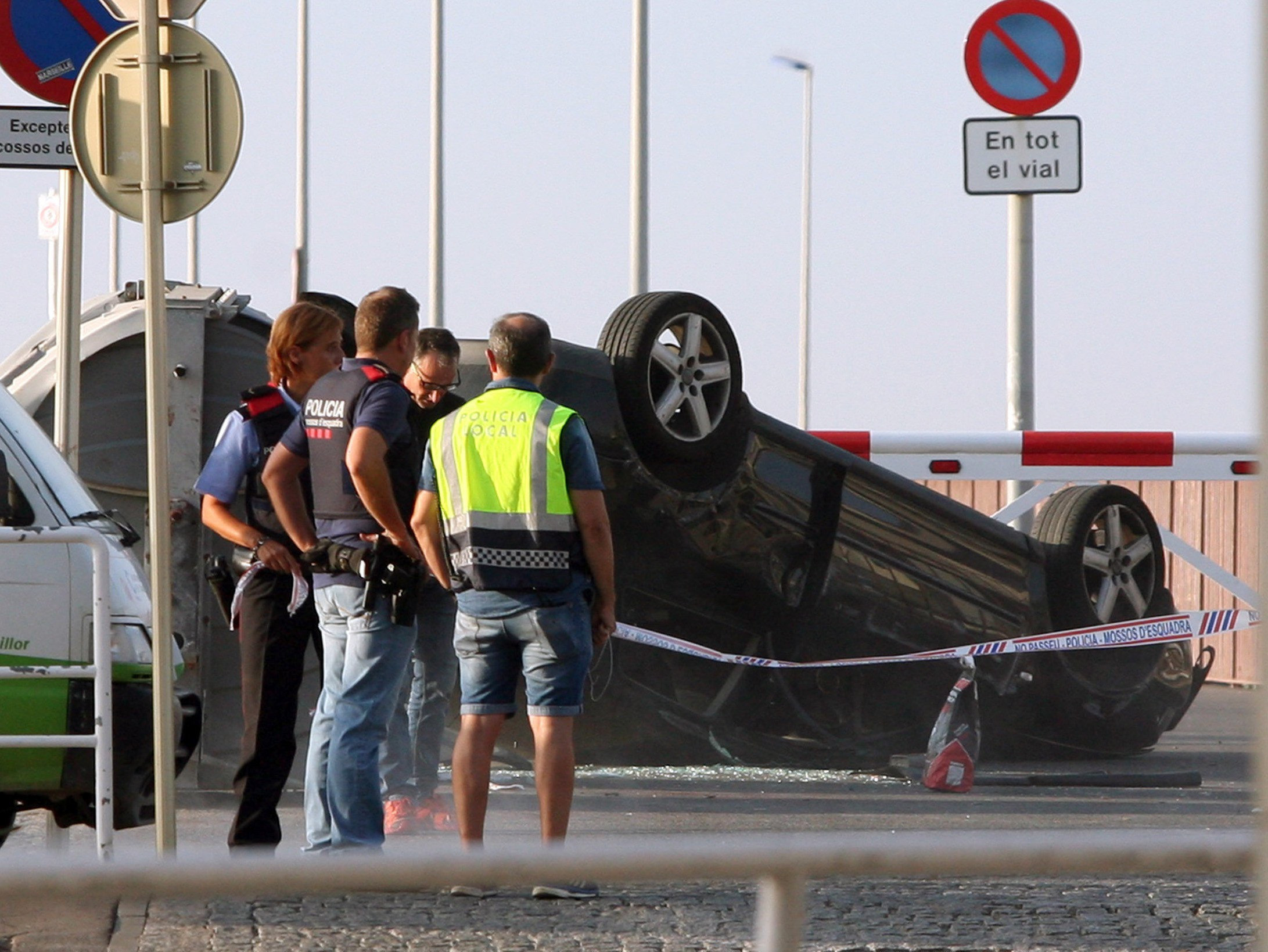 LOS MOSSOS ABATEN A CUATRO PRESUNTOS TERRORISTAS QUE HAN ATENTADO EN CAMBRILS