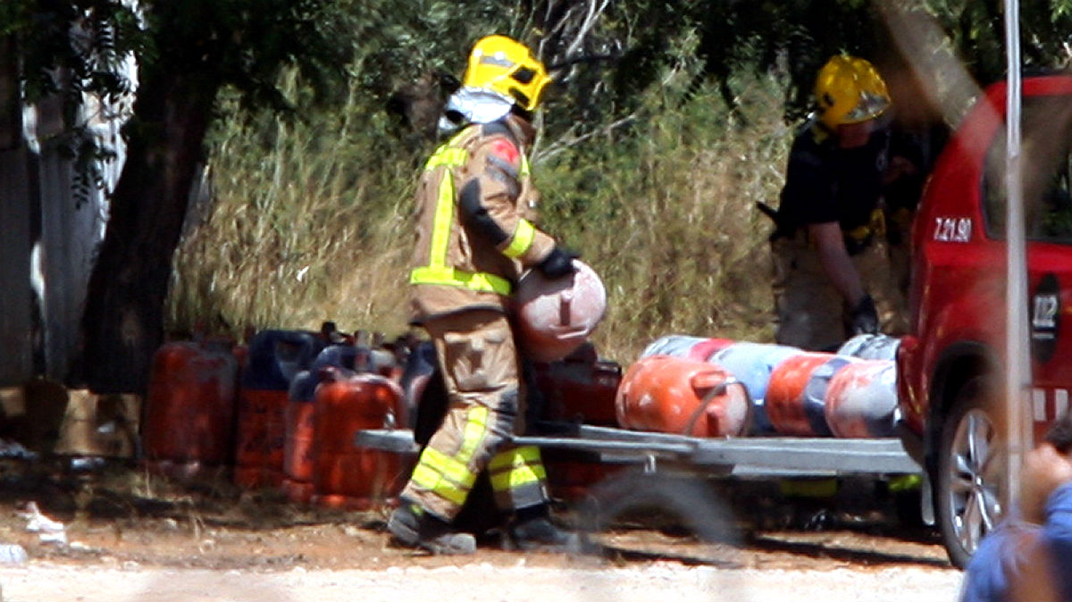 Los bomberos retiran las bombonas almacenadas en el chalé de Alcanar (Tarragona).