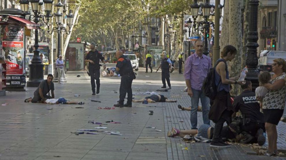 Los heridos se agolpan en Las Ramblas de Bafcelona tras el terrible atropello masivo que acabo con la vida de, al menos, 13 personas. Foto: EFE