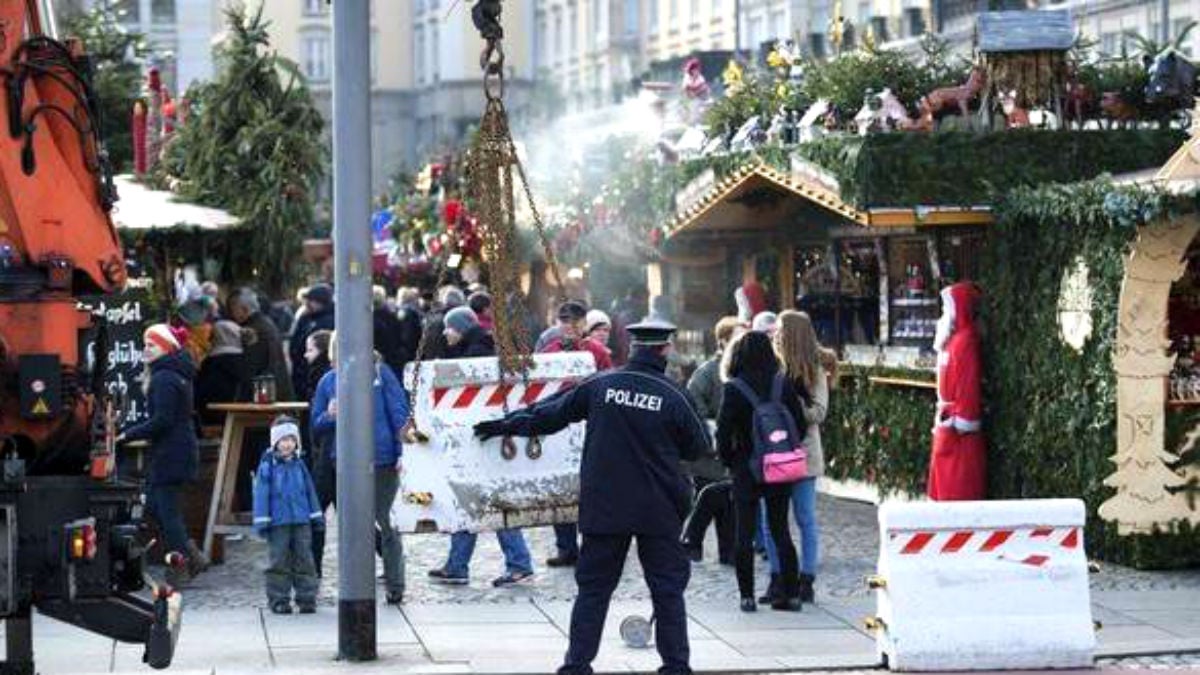 Colocan barreras junto a un mercadillo navideño de Dresde para evitar un atentado (Foto: EFE)