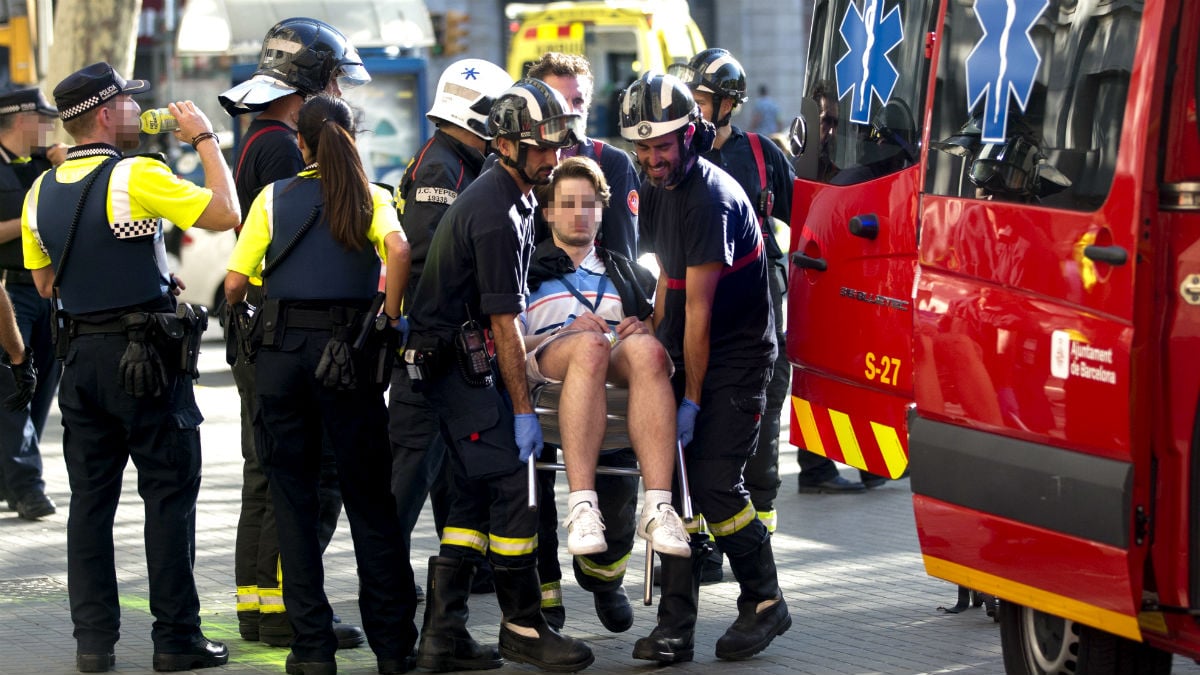 Trasladan a una ambulancia a un joven herido en el atentado de Las Ramblas (Foto: EFE)