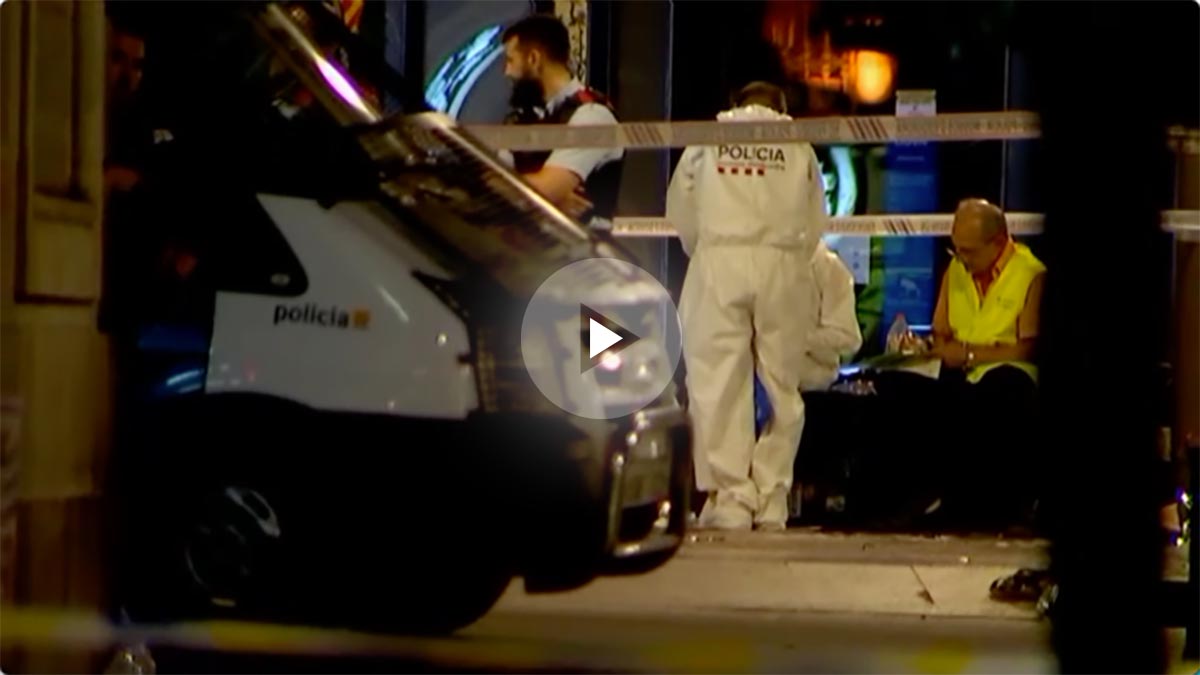Funcionarios de Justicia proceden al levantamiento de cadáveres tras el atentado de Barcelona.