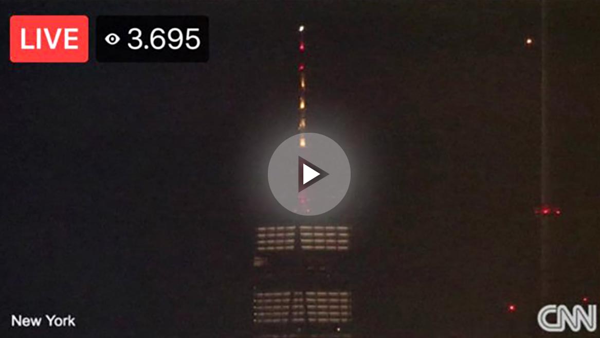 Un edificio del nuevo World Trade Center se enciende con la bandera española tras el atentado de Barcelona.