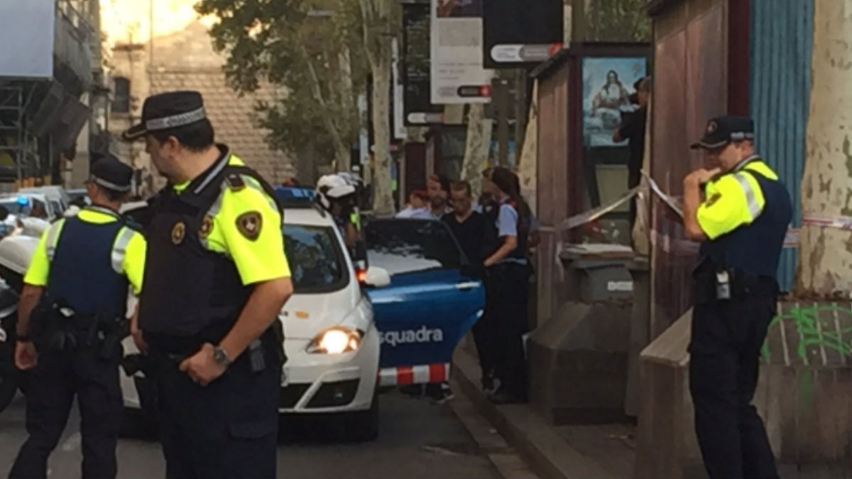 La Policía detiene a unos jóvenes en Las Ramblas. (Foto: Nuria Val)
