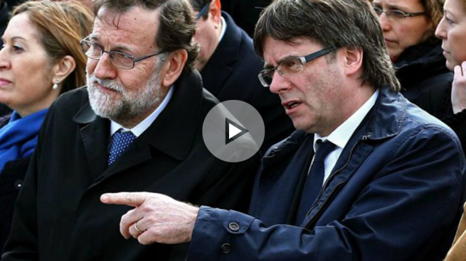 Mariano Rajoy y el presidente de la Generalitat, Carles Puigdemont, en el homenaje a las víctimas del siniestro del vuelo Germanwings 9525. (Foto: EFE)