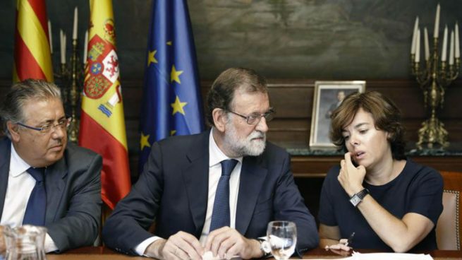 Juan Ignacio Zoido, Mariano Rajoy y Soraya Saenz de Santamaría en la reunión de urgencia tras el atentado en Barcelona. Foto: EFE