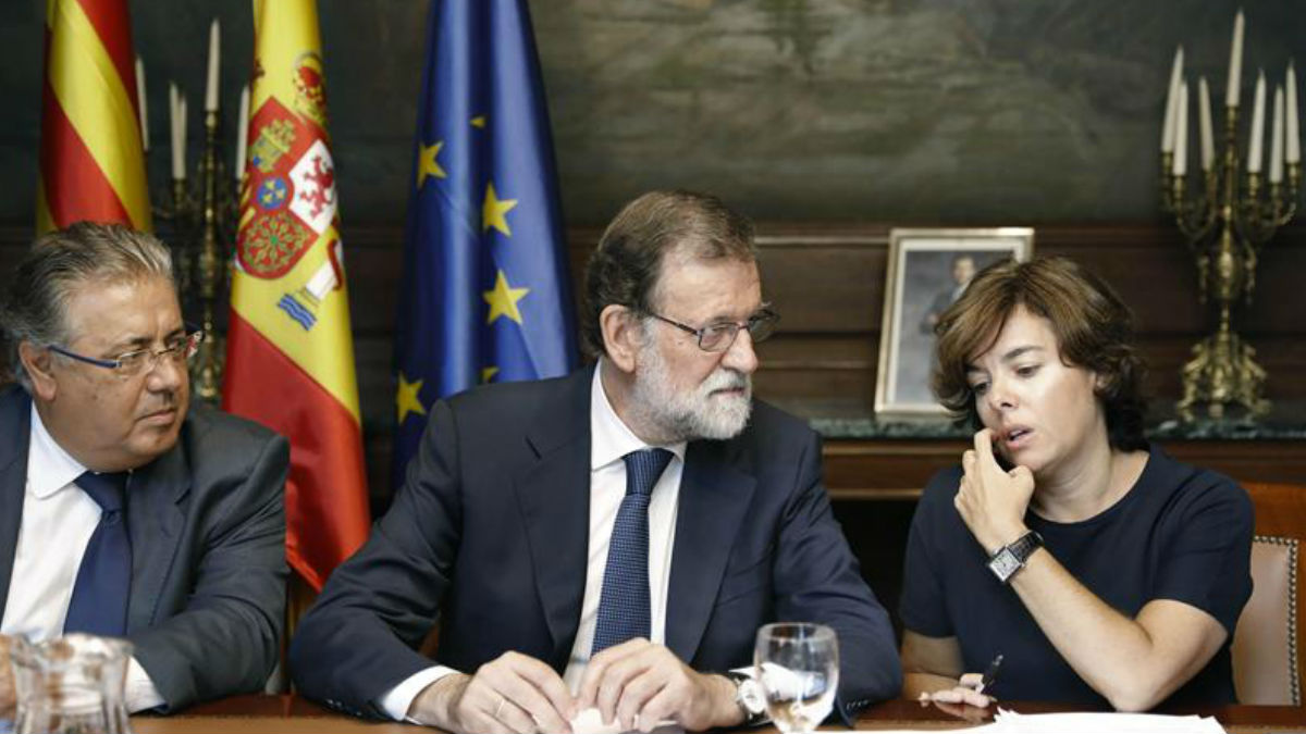 Juan Ignacio Zoido, Mariano Rajoy y Soraya Saenz de Santamaría en la reunión de urgencia tras el atentado en Barcelona. Foto: EFE