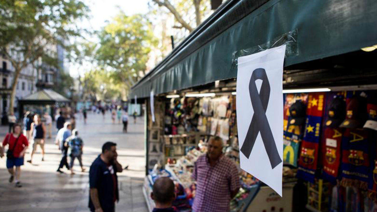 Un crespón negro en memoria de las víctimas del atentado en Las Ramblas de Barcelona. (Foto: EFE)