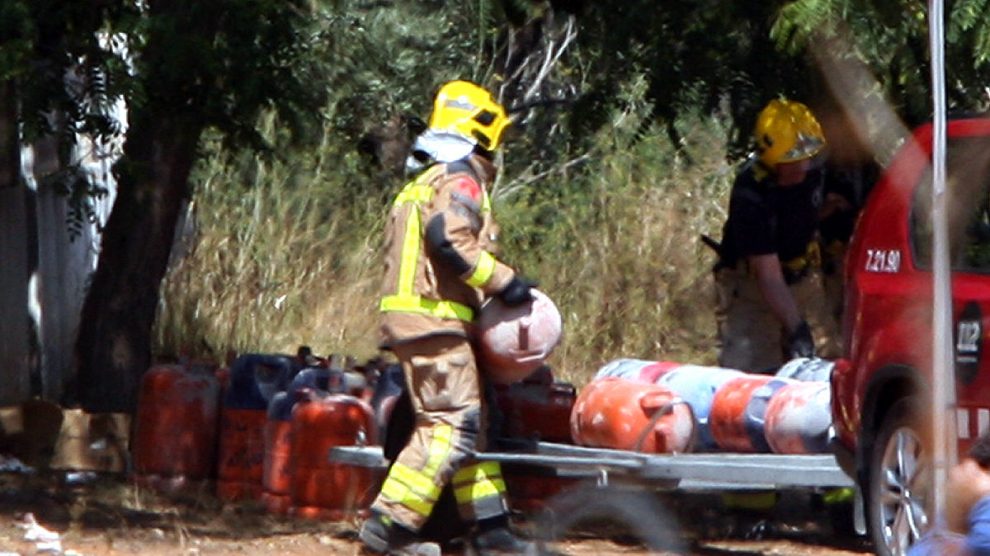 Los bomberos trasladan las bombonas encontradas en Alcanar (Foto: Efe).
