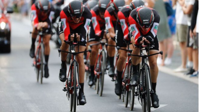 El BMC gana la crono, Dennis se viste de rojo y Contador pierde 26 segundos con Froome