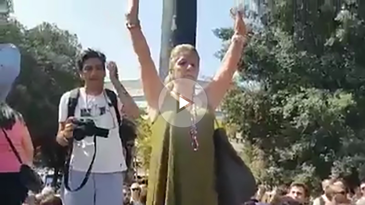 La mujer acosada por independentistas en el minuto de silencio de la plaza Cataluña de Barcelona.