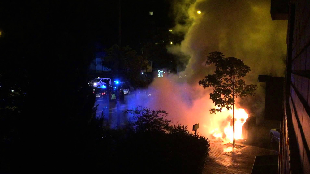Un incendio provocado por la quema de contenedores en Madrid.