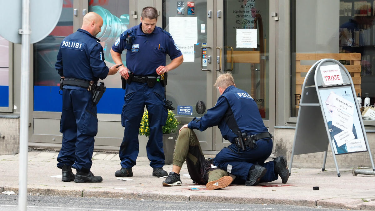 Policías detienen al terrorista en Turku (Finlandia). (AFP)