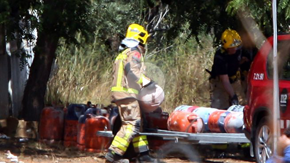Los bomberos trasladan las bombonas encontradas en Alcanar (Foto;: Efe).