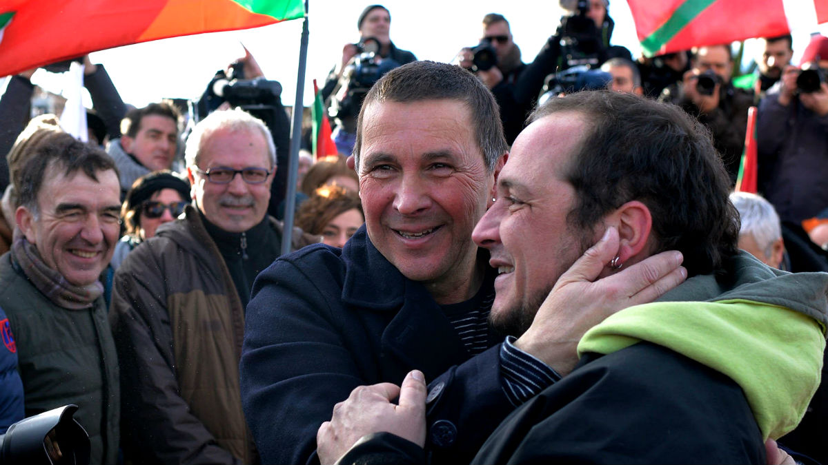 El terrorista Arnaldo Otegi abraza al ex portavoz de la CUP David Fernández tras salir de prisión.