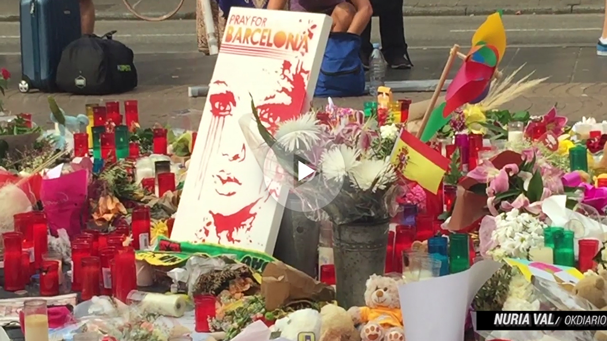 Memorial en honor a los fallecidos en Las Ramblas. (Foto y vídeo: Juanma Yela y Nuria Val )