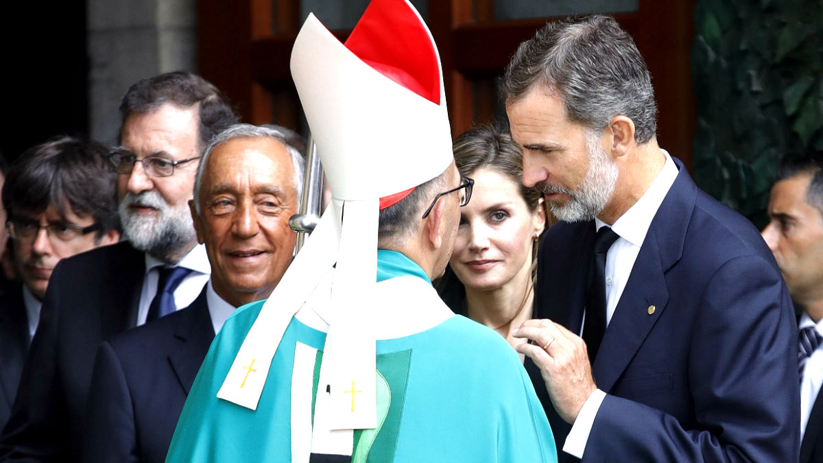 Los Reyes saludan al cardenal Omella en presencia del presidente de Portugal y Rajoy (Foto: Efe).