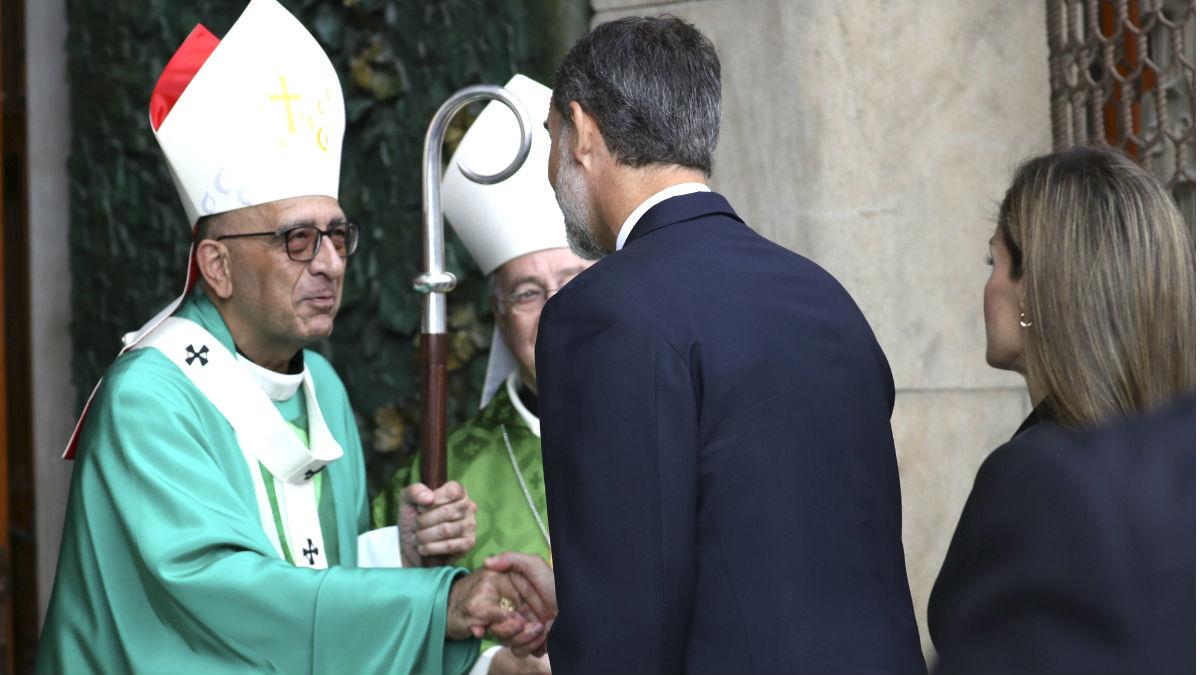 Los Reyes saludan al cardenal Omella a su llegada a la Basílica (Foto: Efe).