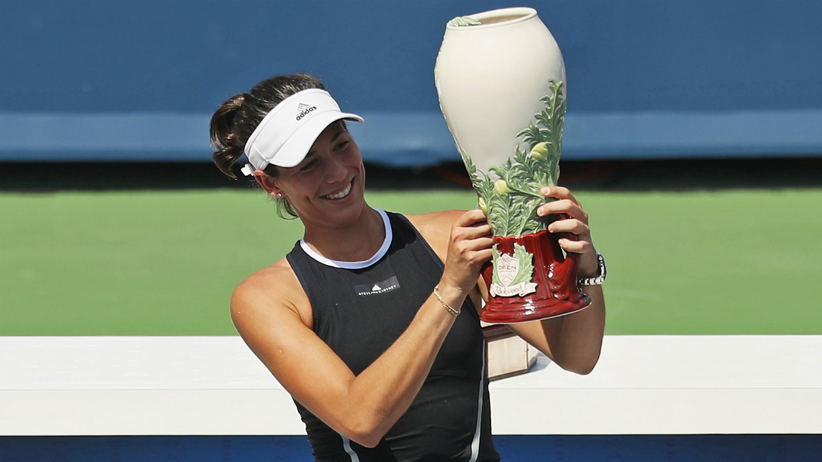 Muguruza posa con el título de campeona en Cincinnati. (AFP)