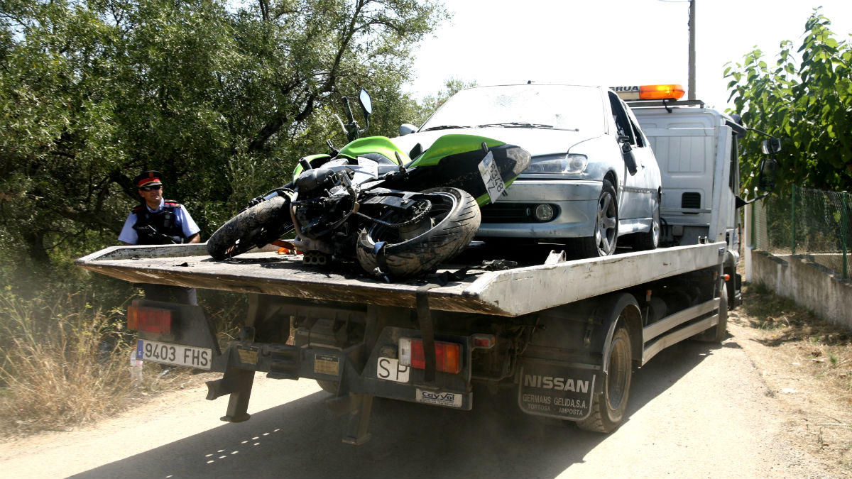Retiran el coche y la moto, propiedad de dos de los terroristas, hallados junto al chalé de Alcanar (Tarragona) (Foto: EFE).